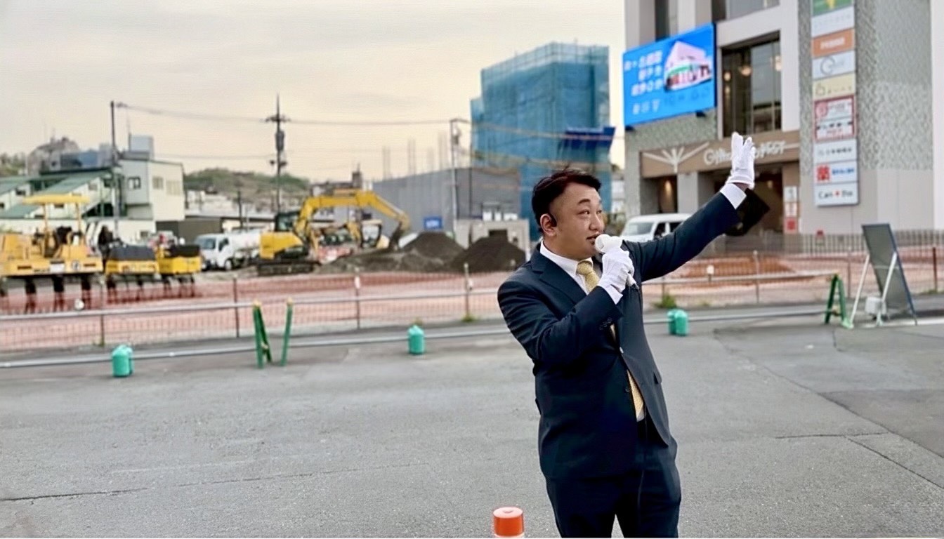 演説中の上原まさひろ